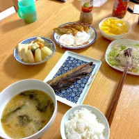 身欠にしん、グリーンサラダ、餃子、ベーコンエッグ、おでん、れんこんと玉ねぎとわかめのお味噌汁。| くろーぶやんさん