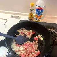 今日の晩ご飯②  刻んだ玉ねぎ、にんにく、生姜と輪切り唐辛子を胡麻油とサラダ油で炒め、香りが立ってきたところで塩胡椒した豚ひき肉を投入して、さらに炒めます|なびさん