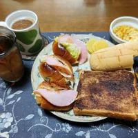 レーズンロールパントーストサンドイッチ、チョコレートトースト、クリーム安堵ホイップクリームパン、沢庵、バターコーン、ホットコーヒー、六条麦茶、バナナ(夕飯)|enarinさん