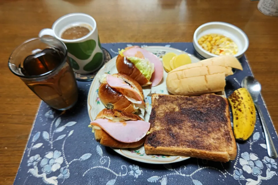 レーズンロールパントーストサンドイッチ、チョコレートトースト、クリーム安堵ホイップクリームパン、沢庵、バターコーン、ホットコーヒー、六条麦茶、バナナ(夕飯)|enarinさん