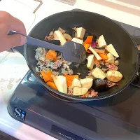今日の晩ご飯③  豚ひき肉にしっかり火が通ったら、茄子とにんじんを投入して、さらに炒めます|なびさん