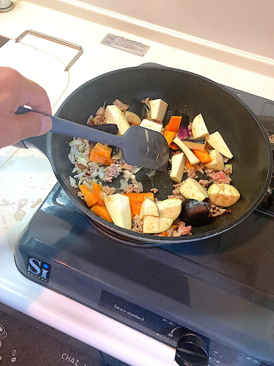 今日の晩ご飯③  豚ひき肉にしっかり火が通ったら、茄子とにんじんを投入して、さらに炒めます|なびさん