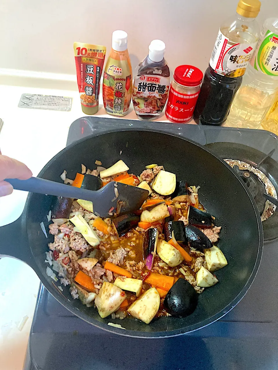 今日の晩ご飯④  豆板醤、甜麺醤、花椒辣醬、醤油、酒、みりん、ガラスープを入れ、さらに炒めます|なびさん
