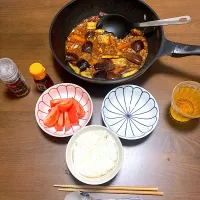 今日の晩ご飯⑥  麻婆茄子　テーブルの上で辣油と胡椒を振って味を調節し、いただきまーす😋|なびさん
