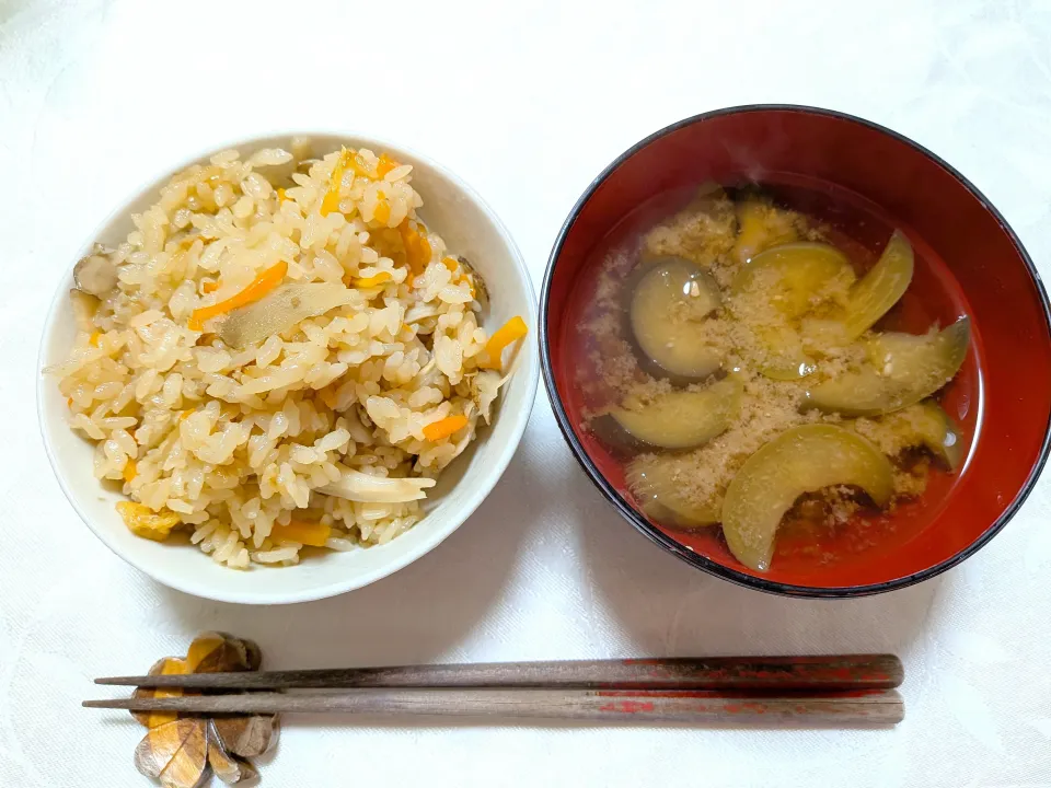 11/8の夕食　舞茸の炊き込みご飯と茄子の味噌汁|卯月さん