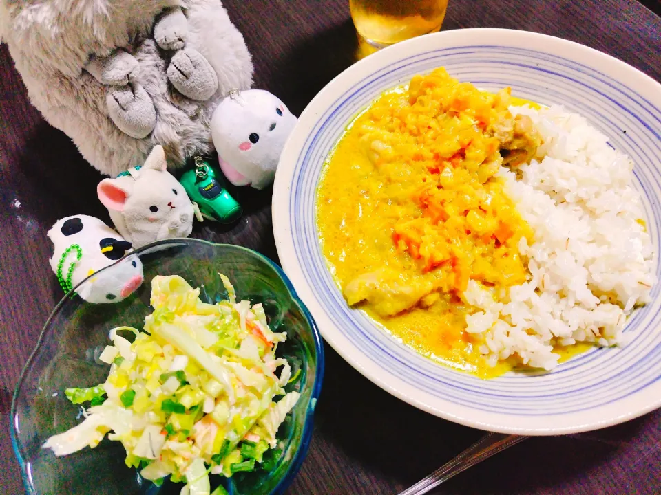 にんじんクリームチキンカレー、キャベツとカニカマの明太マヨサラダ|サトリさん