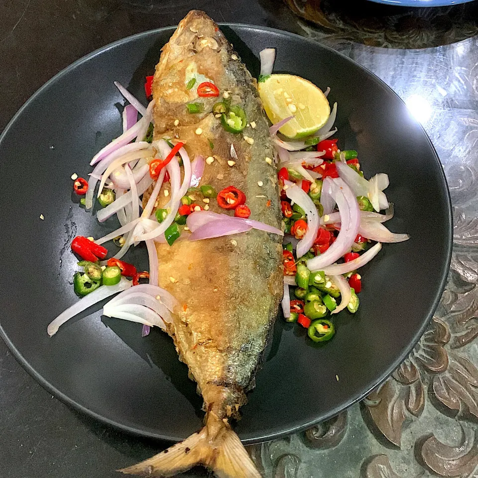 ปลาทูทอดทรงเครื่อง  | Deep Fried Spicy and Salted Mackerel.|ple💕さん