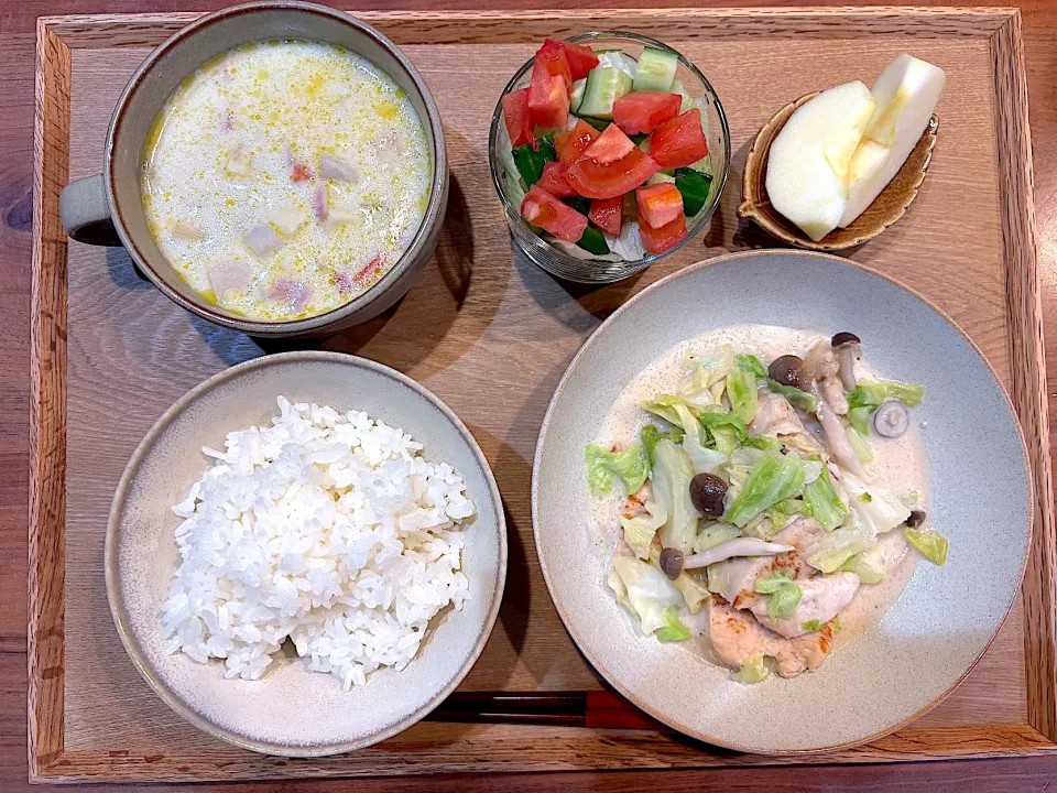 夜ご飯(キャベツとキノコの麺つゆマヨ炒め、サラダ、さつまいももとれんこんスープ、りんご)|cocomikaさん