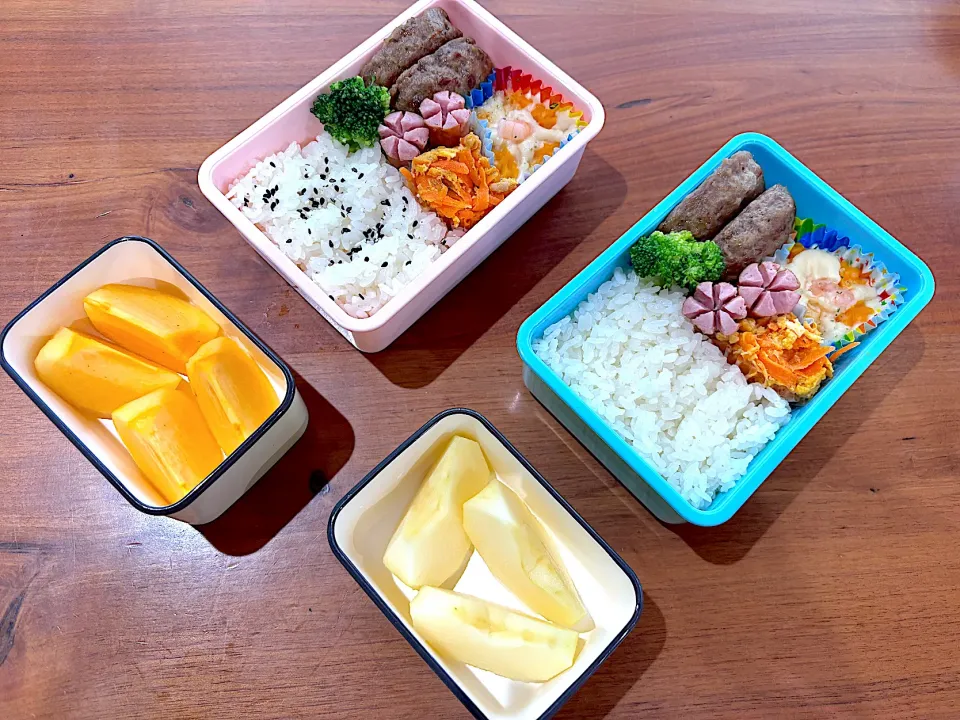 こども遠足弁当(ハンバーグ、エビグラタン、にんじんしりしり、ウインナー、ブロッコリー、カキ、りんご)|cocomikaさん