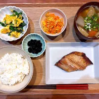 夜ご飯(ほっけ、ニラたま、にんじんしりしり、けんちん汁、黒豆)| cocomikaさん