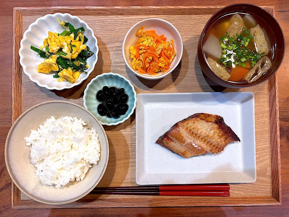 夜ご飯(ほっけ、ニラたま、にんじんしりしり、けんちん汁、黒豆)|cocomikaさん