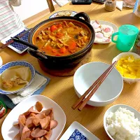 ソーセージと豚バラ肉と根菜のトマト鍋、魚肉ソーセージのソテー、グリーンサラダ、ベーコンエッグ。| くろーぶやんさん