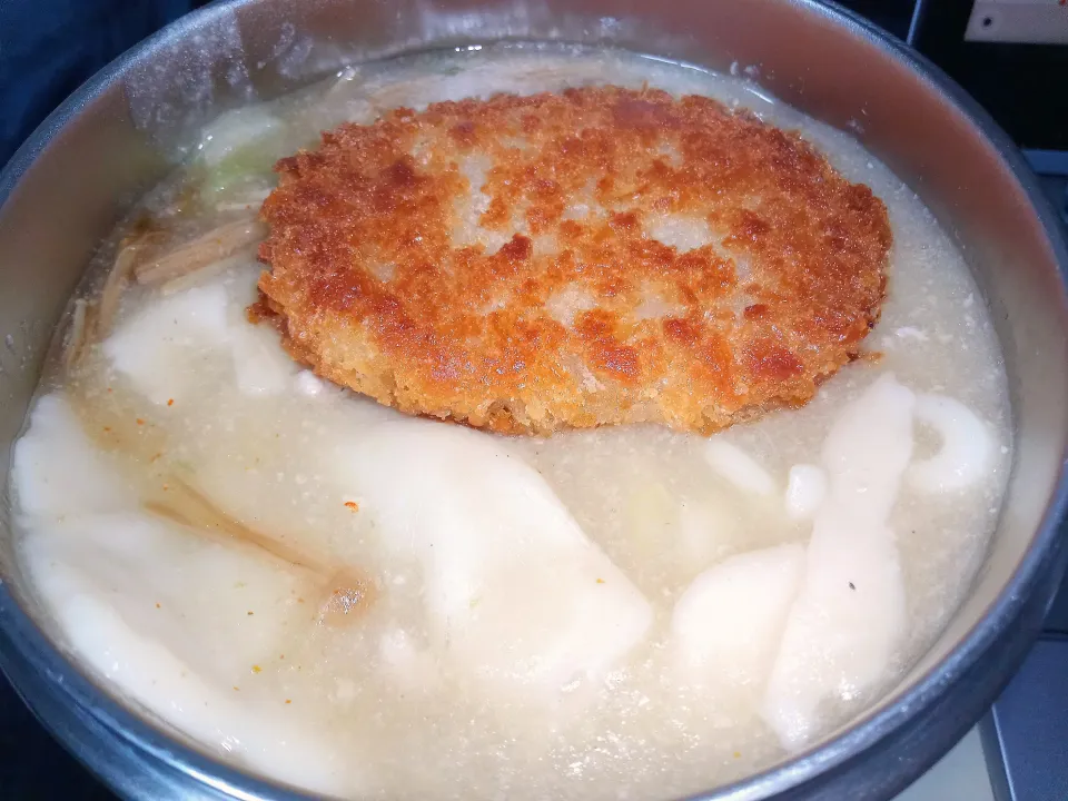 粉砕餃子鍋のとろみ付きコロッケうどん|darkbaronさん