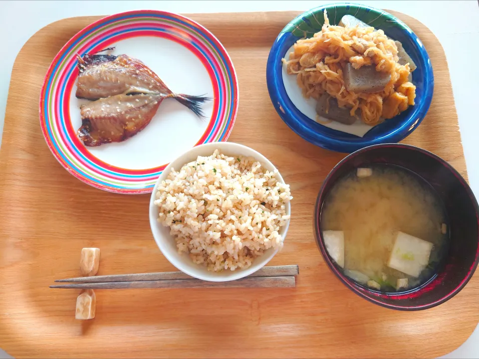今日の昼食　焼き魚、切り干し大根とこんにゃくの煮物、玄米、味噌汁|pinknari🐰🌈さん