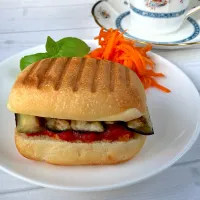 リベンジ・パニーニ(茄子のソテー&ベーコン入りトマトソース&チーズ)|紅茶とお菓子と時々ごはんさん