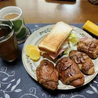 トーストサンドイッチ、チョコレートクロワッサン、沢庵、ホットコーヒー、六条麦茶、バナナ(朝ご飯)|enarinさん