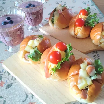 Snapdishの人気料理写真:ロールパンサンド＆ブルーベリースムージー