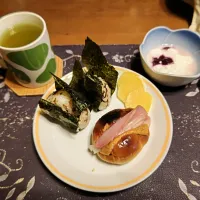 おにぎり、レーズンロールパントーストサンドイッチ、沢庵、熱い日本茶、カシスジャム入りヨーグルト(昼飯)|enarinさん