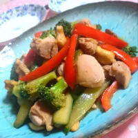 鶏肉とブロッコリーのナッツ炒め