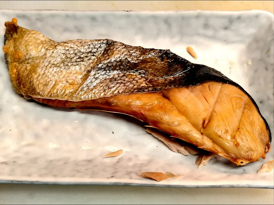 甘口鮭の塩焼き|居酒屋ちともさん