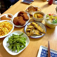 鶏もものそばつゆ煮込み入り玉子焼き、グリーンサラダ、バケット、枝豆、シャウエッセン、フライドポテト、白身魚フライ、サーモンフライ、自家製タルタルソース。|くろーぶやんさん