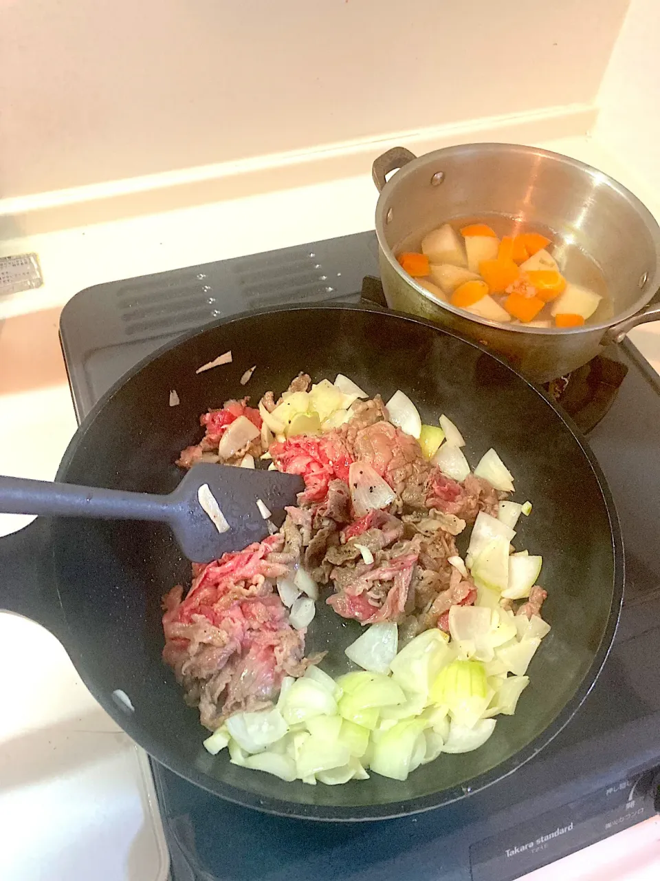 今日の晩ご飯③ 刻んだ玉ねぎ、にんにくを炒め、香りが立ってきたら塩、胡椒、ローリエを振った牛切り落とし肉を投入してさらに炒めます|なびさん