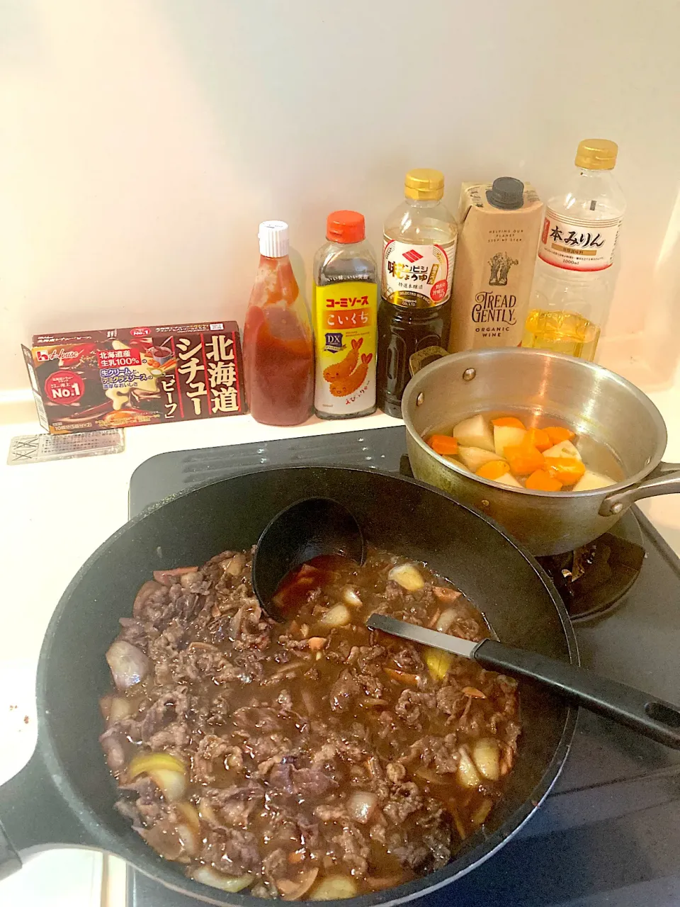 今日の晩ご飯⑤  ハウス「北海道シチュー ビーフ」を入れて味を整えるとともにとろみをつけ、ソース、ケチャップ、醤油、みりんで自分好みの味に調整します。なお、18時にクリーニングが出来上がるので、一旦調理を中断してクリーニング屋さんに行ってきます|なびさん