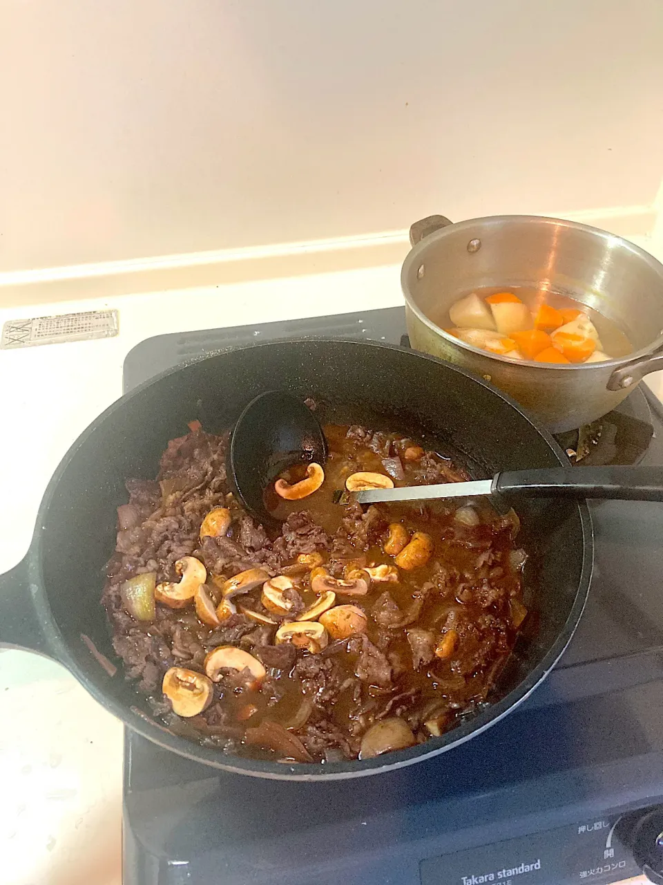 今日の晩ご飯⑥  クリーニング屋さんから帰ってきました。クリーニングに出していた夏のスーツをピックアップしてきました。急に寒くなったので衣替えです。さて、調理再開。バターを投入し、マッシュルームを入れて一煮立ちさせたら完成|なびさん