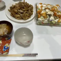 晩御飯☆サラダ（モッツァレラ・柿・サラダミックス）☆鶏皮の甘辛和え☆豆腐と野菜のキムチスープ|Saharaさん