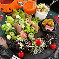 ゆかりさんの料理 ハロウィンプレート👻ドクロベーサラダ☠️🎃