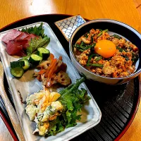 鶏ひき肉のピリ辛親子丼で晩御飯|Mikaさん