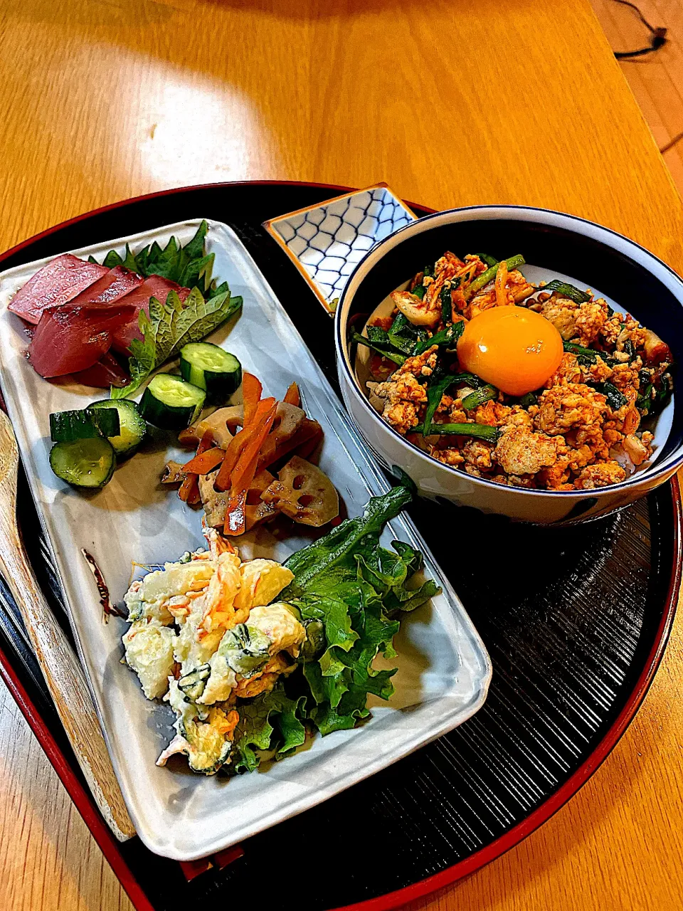 鶏ひき肉のピリ辛親子丼で晩御飯|Mikaさん