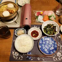 ご飯、おでん、刺身盛り合わせ、なす味噌炒め、なます、六条麦茶、練乳&カシスジャムかけ手作り牛乳プリン(夕飯)|enarinさん
