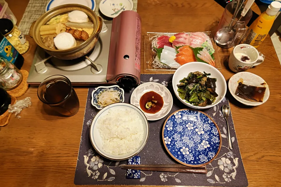 ご飯、おでん、刺身盛り合わせ、なす味噌炒め、なます、六条麦茶、練乳&カシスジャムかけ手作り牛乳プリン(夕飯)|enarinさん