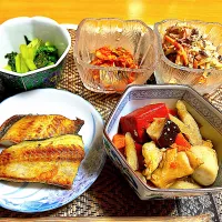 筑前煮、ほっけ、切り干し大根とサバ缶のサラダ、小松菜炒め、キムチ|Hiroeさん