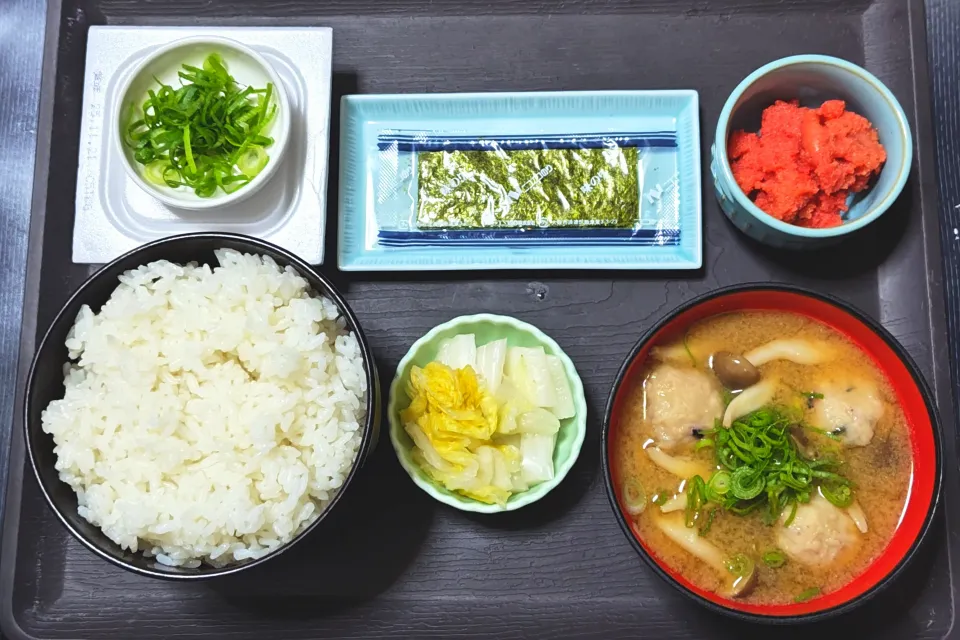 今日の朝ごはん（ごはんは新米・高知県産コシヒカリ、辛子明太子、味付けのり、納豆、たこつみれとぶなしめじのみそ汁、白菜漬）|Mars＠釜飯作り研究中さん