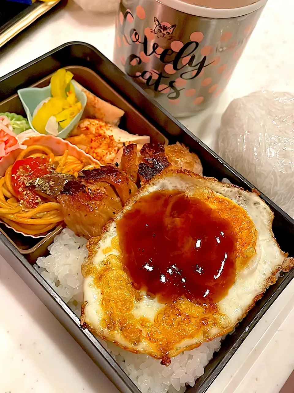 おっさん弁当　照り焼きチキン　サラダ　パスタ　目玉の親父　豚汁　おにぎり|ひげおやじさん