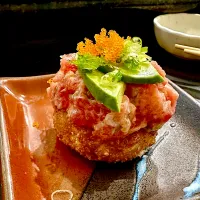 Spicy tuna and salmon onion on crispy rice cake| gonbenさん