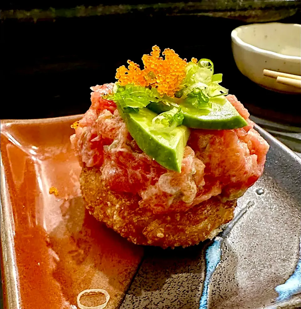 Spicy tuna and salmon onion on crispy rice cake|gonbenさん