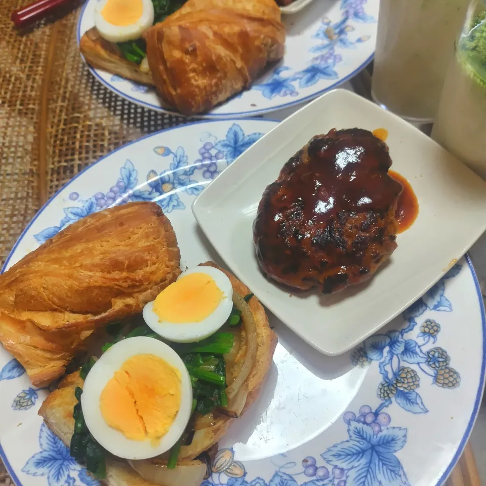 残り物でハンバーガー🍔食べる時にパティのせて頂きまーすｗ✨|rikako♪。.:＊さん