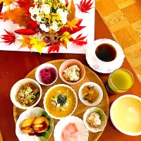 朝ごはん^ ^主役は落ち葉プレート🍂笑| HAMI69さん