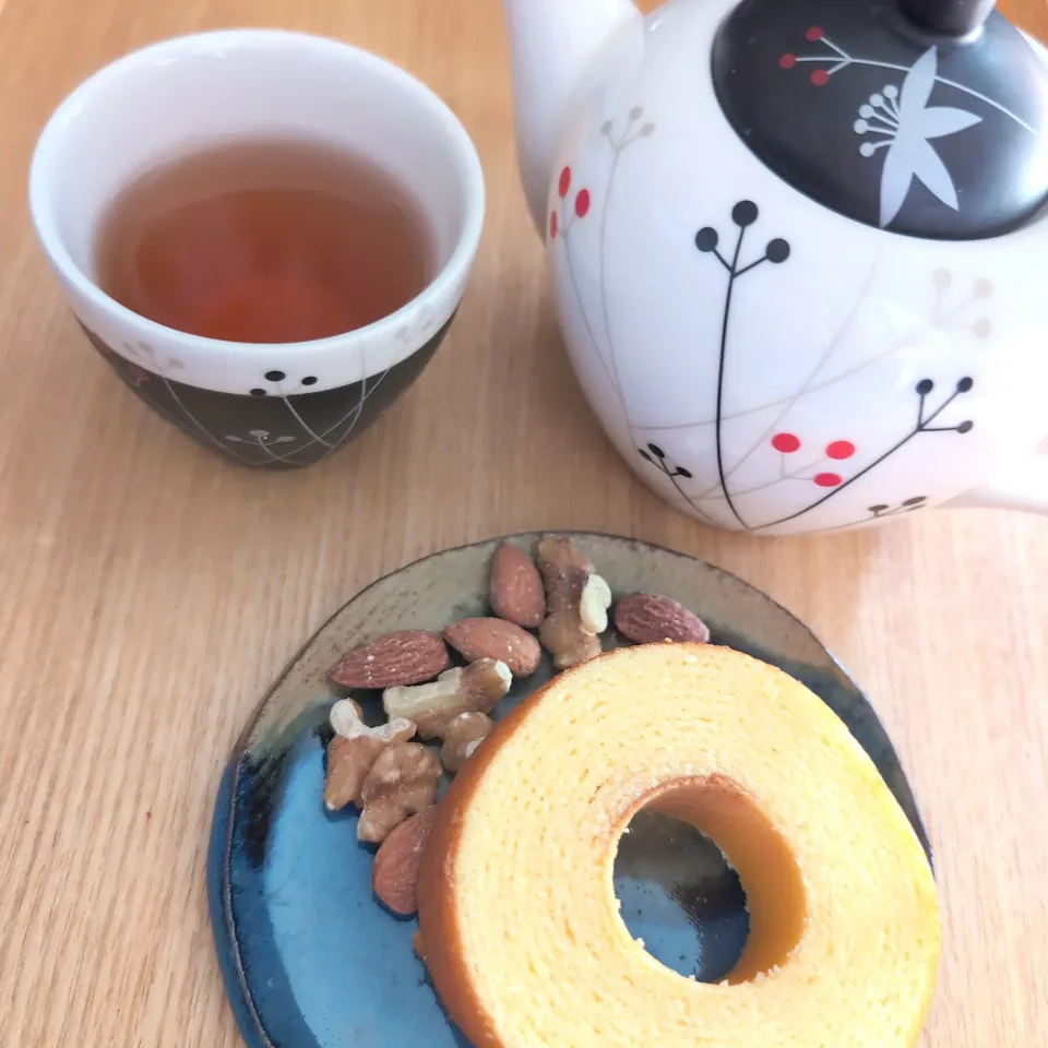 食後のデザート／MIXNutsと黒豆茶、母がお裾分けしてくれたコストコの千年屋しっとりなめらか大人のバームクーヘン|チョコさん