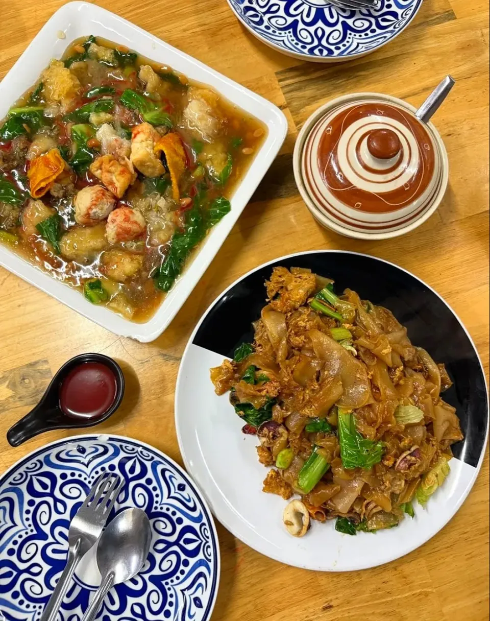 Rad Na & Pad See Ew (Stir Fried Noodles) 🥢🤤|An'leeさん