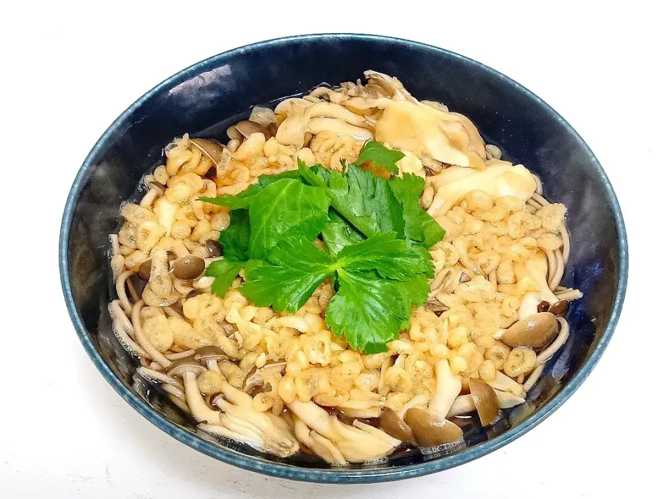 【秋冬のお昼は殆どこれ食べてます🎯】時短！コスパ高い！揚げ玉を使った俺の天ぷらそば（今回は🍄‍🟫たっぷり）🤤|Falco*さん