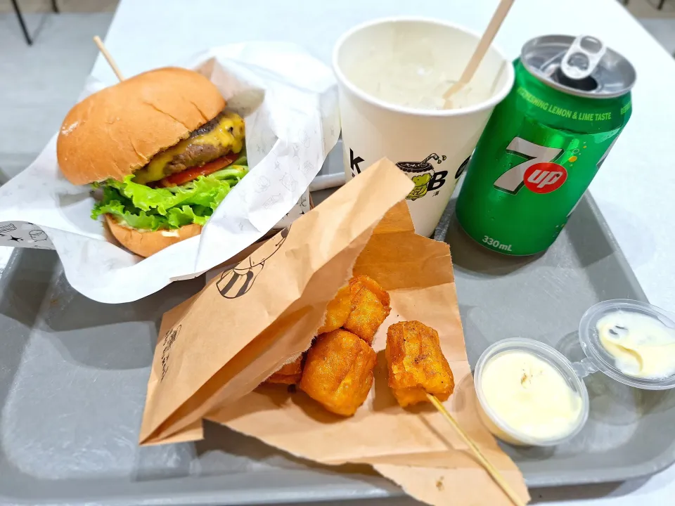 burger 🍔 set dinner😽|Fan Fannyさん