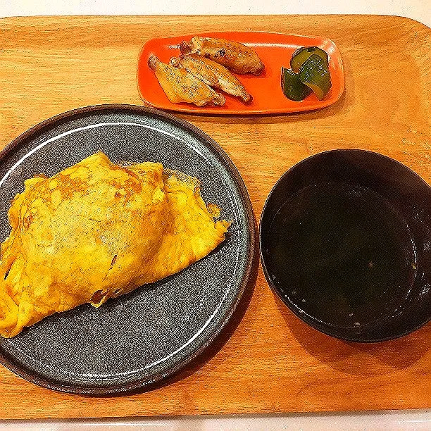 オムライス　手羽中のソテー　キュウリの浅漬け　ワカメスープ|ぷゆこさん