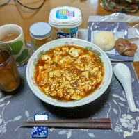 麻婆豆腐ラーメン、ふわしろロール、チョコクロワッサンミニ、沢庵、おでんつゆ、六条麦茶、グラニュー糖入りヨーグルト(昼飯)|enarinさん