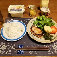 ご飯、ポークソテー、ピーマンソテー、じゃがバター、トマト&レタス、沢庵、六条麦茶、練乳&カシスジャムかけ手作り牛乳プリン(夕飯)| enarinさん