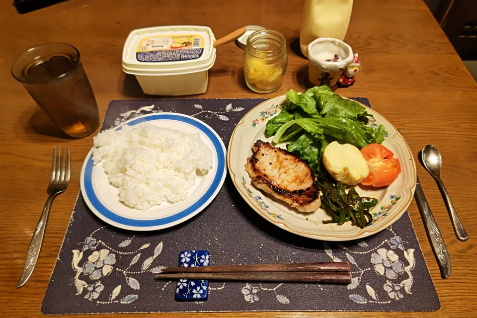 ご飯、ポークソテー、ピーマンソテー、じゃがバター、トマト&レタス、沢庵、六条麦茶、練乳&カシスジャムかけ手作り牛乳プリン(夕飯)|enarinさん