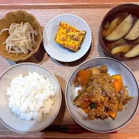 夜ご飯(かぼちゃと豚肉の甘辛炒め、納豆卵焼き、もやしナムル、ナスしめじの味噌汁)|cocomikaさん